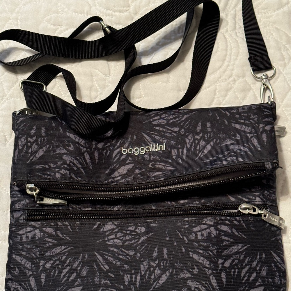 Baggalini small shoulder bag.